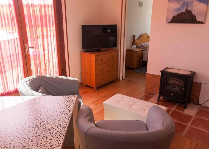 Rouge - 3 Star Ground Floor Appartement